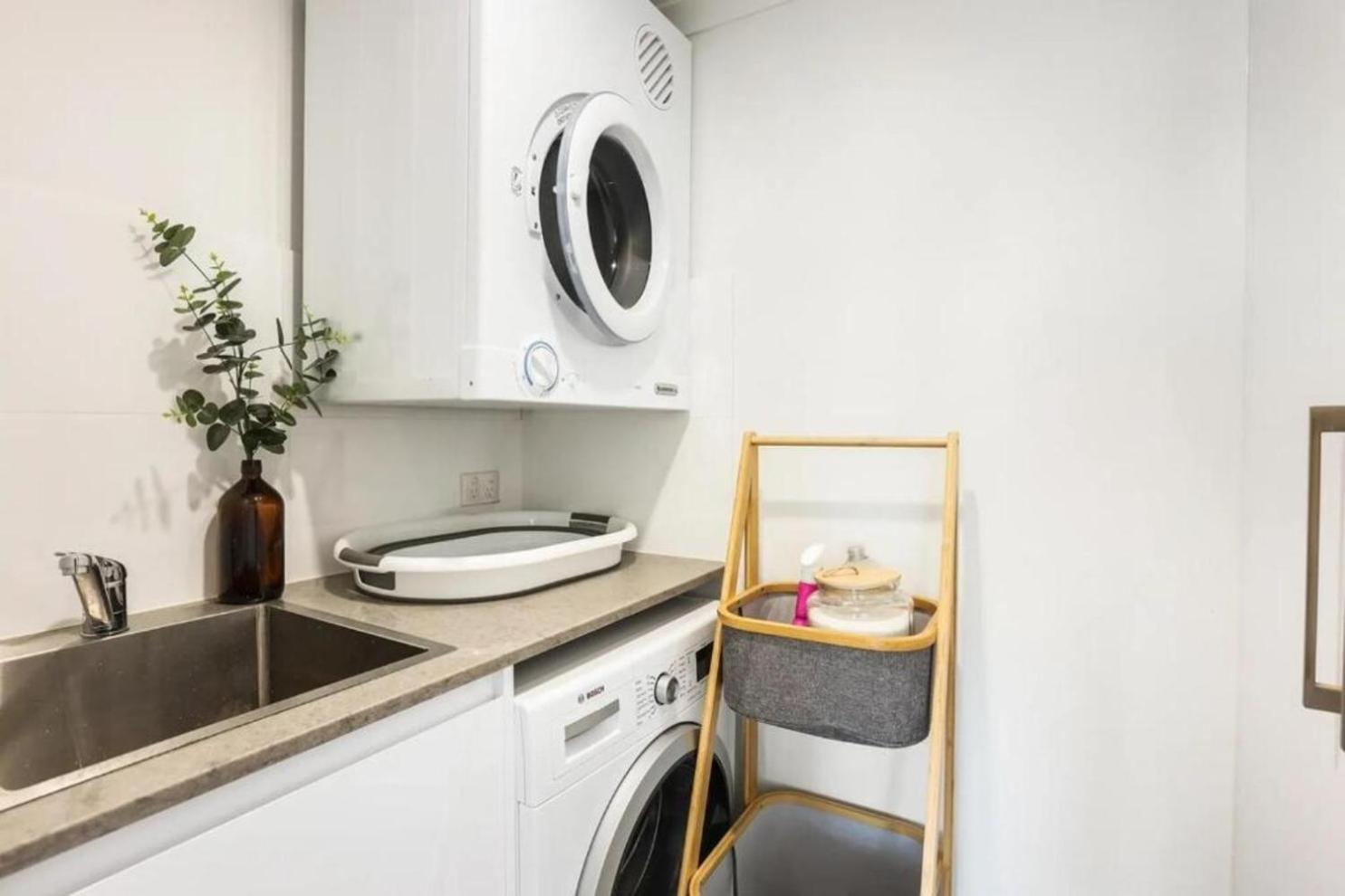 Paradise Beachfront Escape Apartment Gold Coast